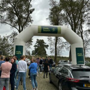 compleet groepsuitje autopuzzeltocht